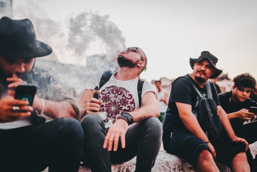 Vaping Etiquette: Do's and Don'ts
